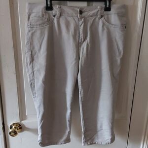 D. Jeans Cream Capri/cropped Jeans